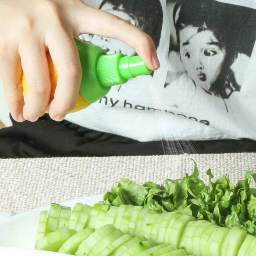 1pc Manual fruit juice spray Juice citrus spray Fruit juice squeezer lemon squeezer  Kitchen supplies