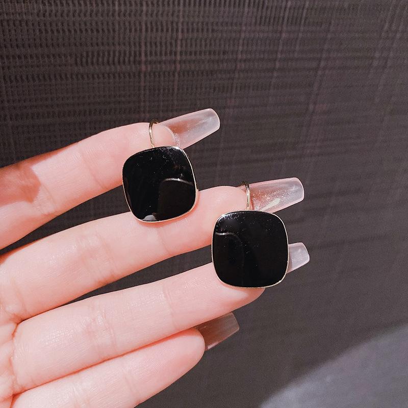 Korean version retro geometric square black ear buckle women s ins Hong Kong style simple temperament versatile earrings high-end earrings
