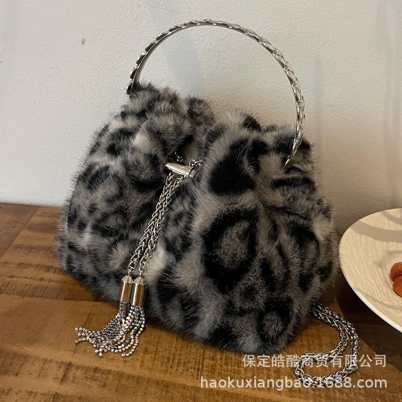 Portable Leopard Print Plush Bag Women's 2025 New Trendy Fashion Bucket Bag Versatile Portable Shoulder Bag Messenger Bag