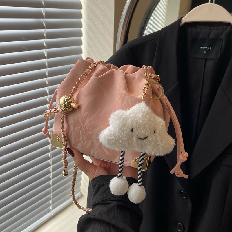 Today's popular small bags are women's new summer fashion chain bags, casual versatile messenger bucket bags.