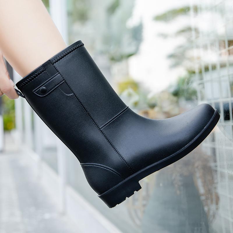 Fashion medium tube rain shoes women s non-slip waterproof shoes women s water boots rain boots kitchen wading rubber shoes 36 чёрный
