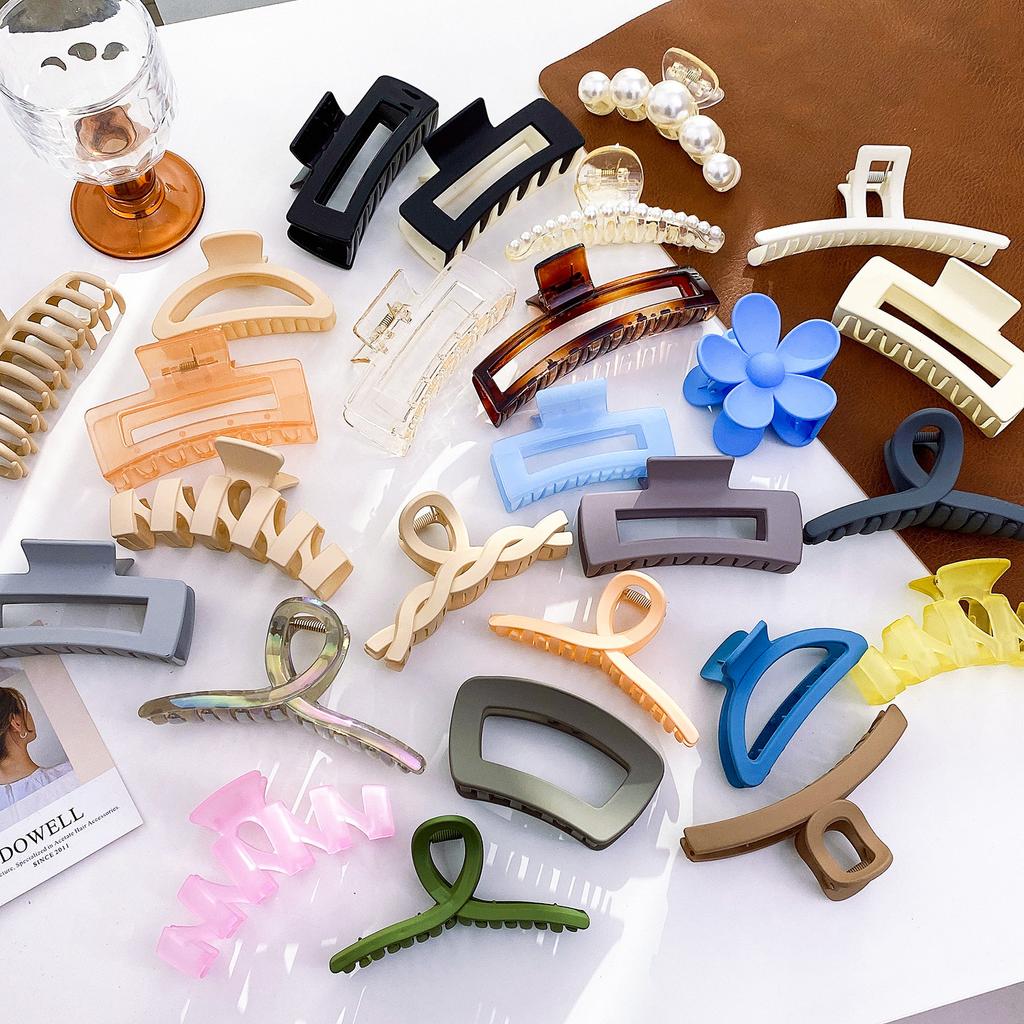 Beautifully Plastic Crafted Hair Claw Clips With Elegant Shapes And Vibrant Colors For Every Hairstyle Needs