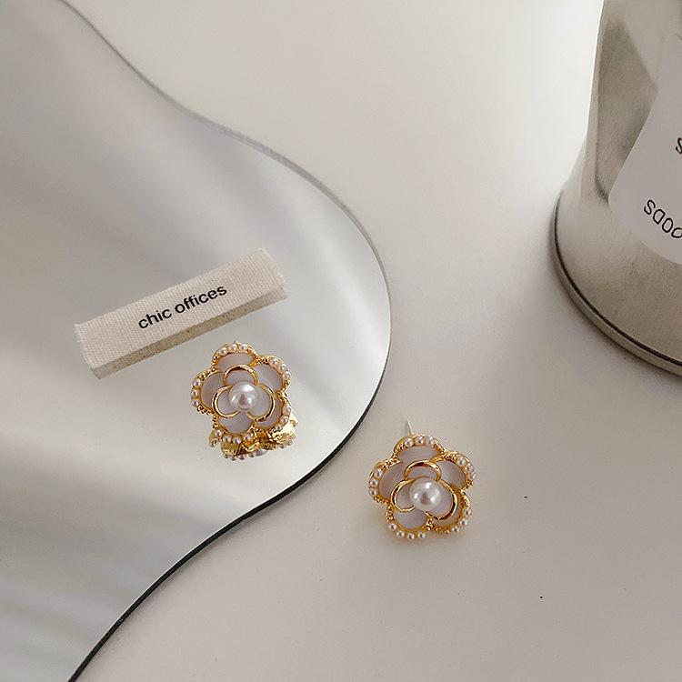 French retro oil drop pearl flower earrings women s simple and versatile temperament elegant stud earrings cold wind kc gold