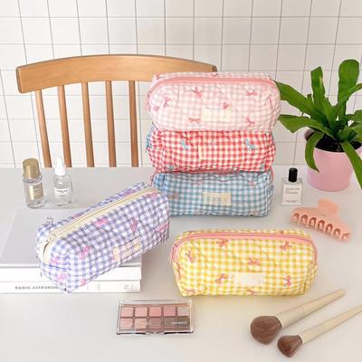 Hochwertige Federtasche mit großem Fassungsvermögen. Neue Aufbewahrungstasche mit karierter Schleife. Make-up-Tasche für Mädchen.