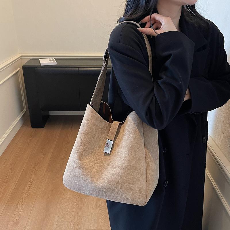 Large capacity commuter tote bag women's 2025 new autumn and winter premium sense retro suede going out shoulder bag