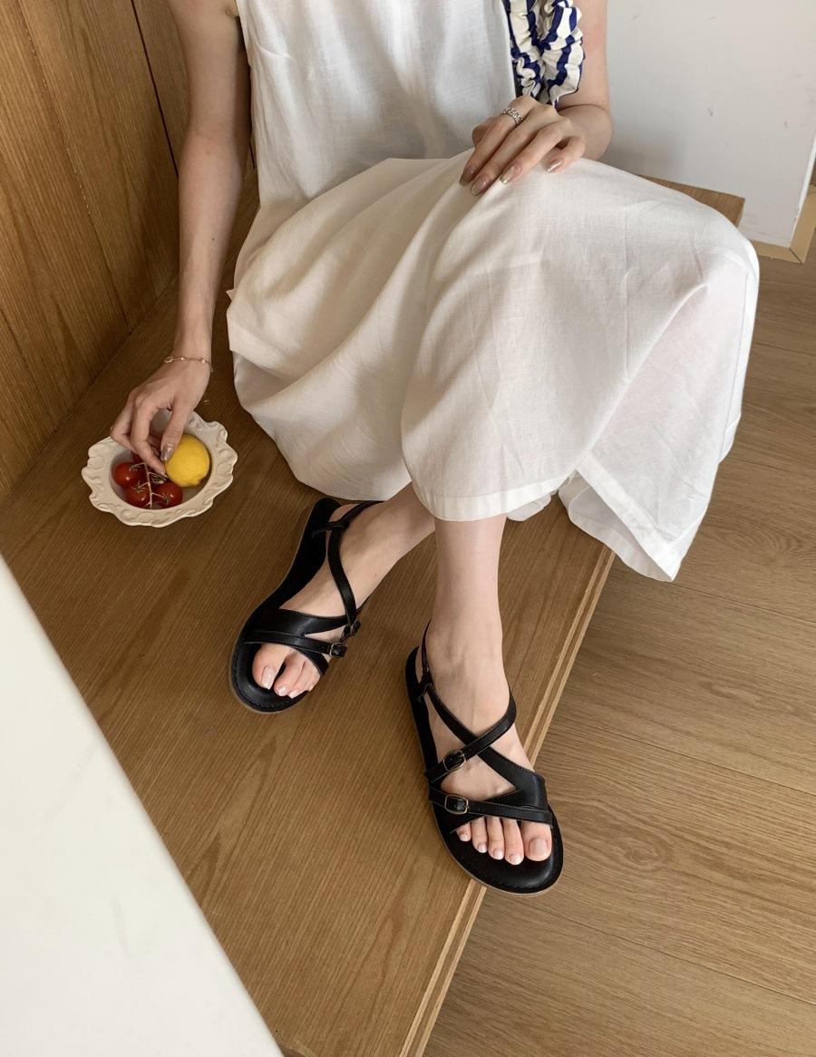 Round head sandals women s summer 2025 new retro cross buckle with niche design Roman shoes flat bottom 35