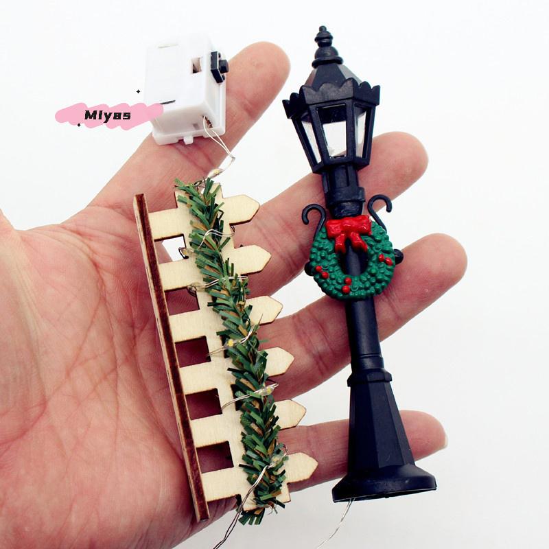 2Pcs Miniature Dollhouse Street Light Model with Christmas Wreath Simulation Street Lamp for Micro Landscape Decor Kid's Toy