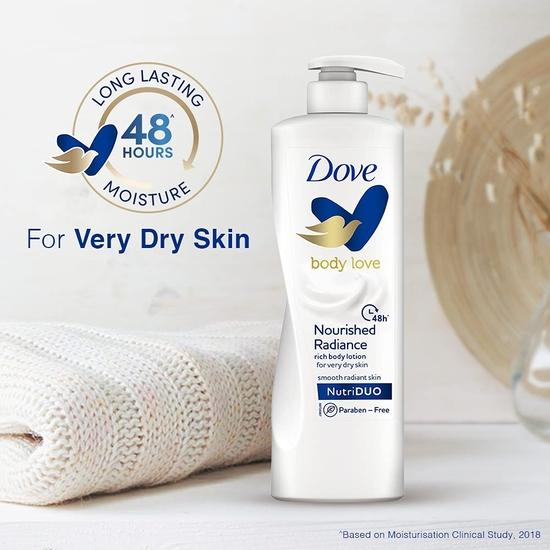 DOVE Body Love Genährte Ausstrahlung Körperlotion für sehr trockene Haut 48 Stunden Feuchtigkeitspflege Parabenfrei mit pflanzlichem Feuchtigkeitsspender Weiche Strahlende Haut 400ml