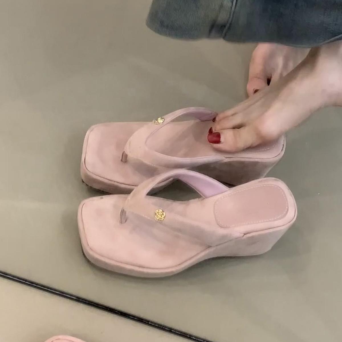 

Soft leather version~ Thick bottom heightening flip-flops women wear small fragrant wind toe high heel cool slippers casual beach slippers 40 розовый