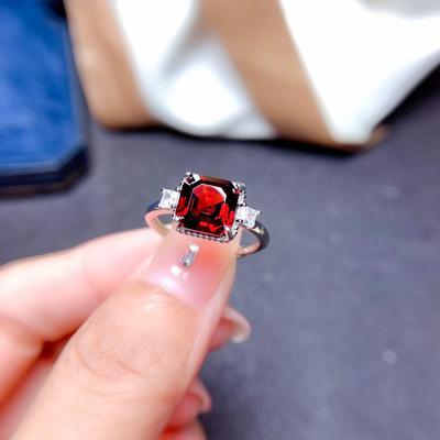 Luxuriöser quadratischer Edelsteinring in Rubin-Optik für Damen