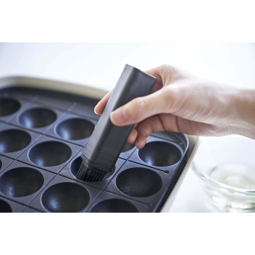Yamazaki Tower Oil Brush with Lid, Black, Approx. W2.5 X D2.5 X H12cm, Silicone, 4355
