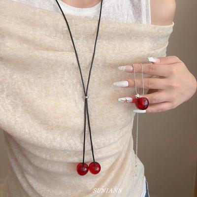 Collana con Ciondolo Ciliegia Rossa Retrattile - Catena Lunga Elegante Versatile da Maglione per Donna Choker