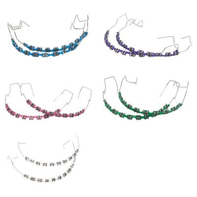 Dočasná zubní dekorace Ortodontická rovnátka s kovovými dráty a zámky Zubní kovový zámek s ligaturami pro zubní dekoraci