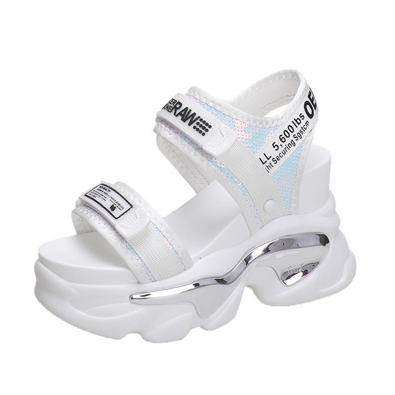 

Мода 2024 года, новые летние женские босоножки на высокой платформе с пряжкой на танкетке, блестящие туфли, модные уличные сандалии на толстой подошве, пляжные повседневные шлепанцы для женщин 39 белый