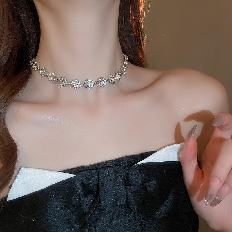 Vintage Teardrop Rhinestone Colorful Necklace: Retro High-End Clavicle Chain Court Style Choker for Women