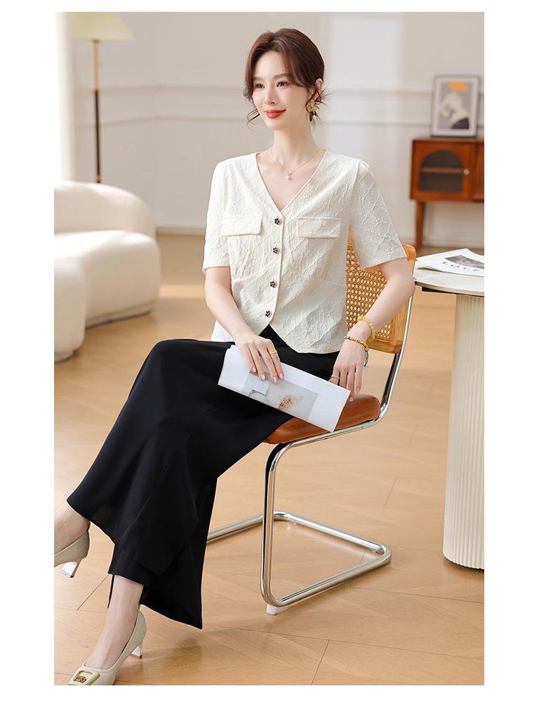 Mom's Summer 2025 Two-Piece Set: Fashionable Short-Sleeve Top for Middle-Aged Women.