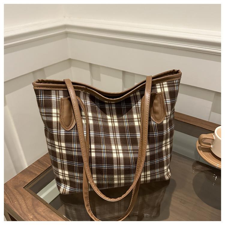 Fashion Foreign Style Large Capacity 2025 Autumn New Pendant Trend Plaid Commuter Underarm Shoulder Tote Bag Women's Bag