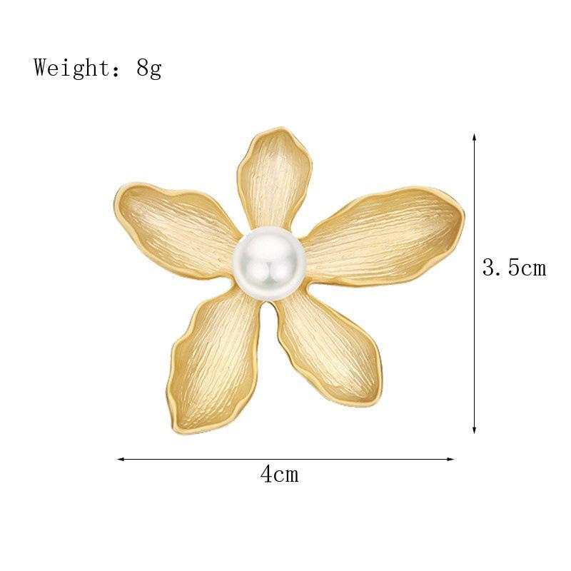 Retro Five-petal Flower Brooch Pearl Corsage Elegant Retro Matte Gold Plating Flower Pins Clothes Accessories Long-Lasting Color Exquisite Brooch Gift
