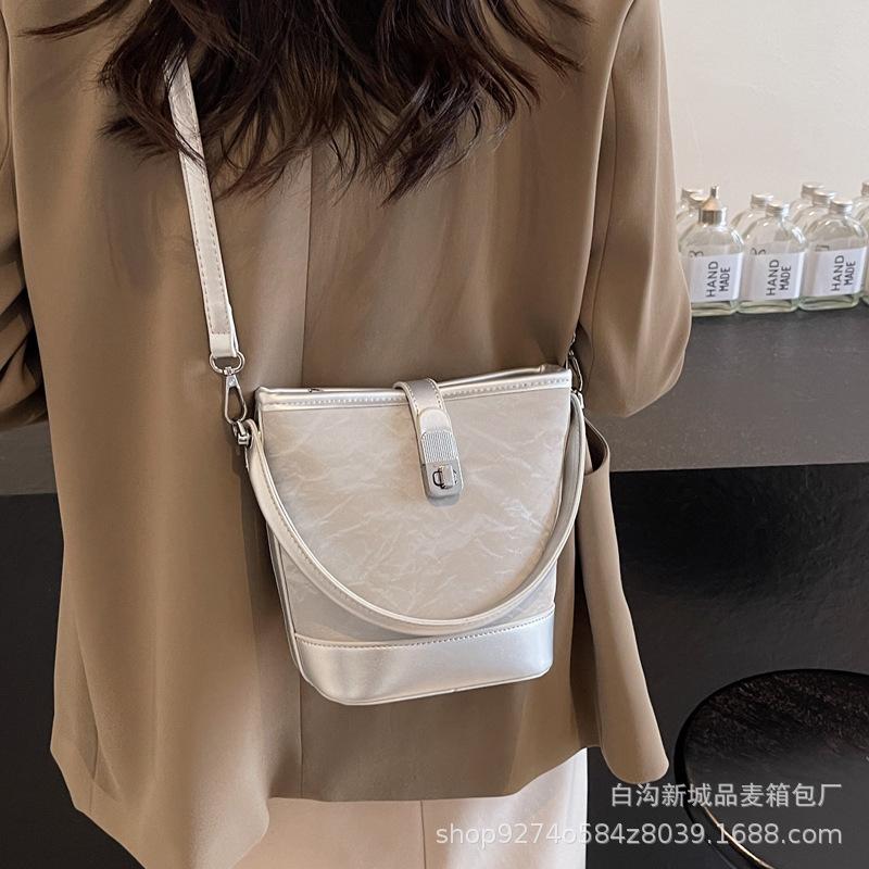 Small bag 2025 new messenger bag simple trend shoulder bag fashionable texture portable bucket bag women's bag