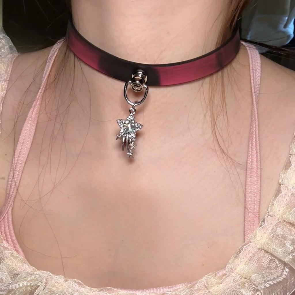 Chique Pittige Meisje Leren Bel Choker Ketting – Uniek Minderheidsontwerp
