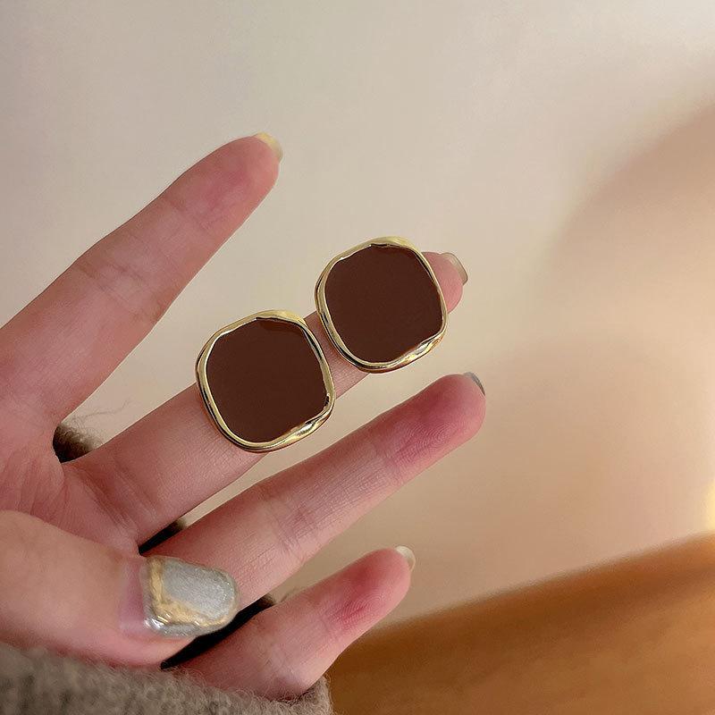 

Silver Needle French Retro Drip Earrings Versatile Texture Gentle Female Hong Kong Style Temperament Square Gentle Simplicity White k silver