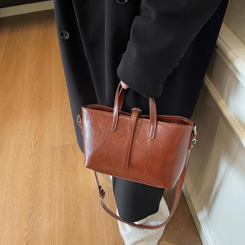 Premium texture simple and versatile shoulder handbag women's 2025 Korean version autumn new retro fashion bucket bag
