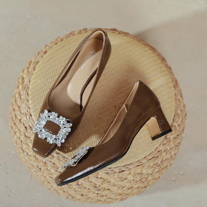 

Туфли-лодочки на высоком толстом каблуке с квадратным носком, новые, большого размера, женские, со стразами, с квадратной пряжкой, бордовые, на среднем каблуке, с мелким вырезом 42 коричневый