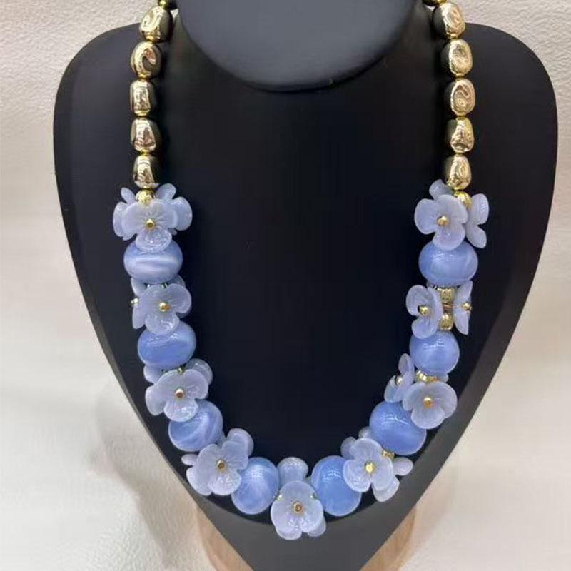 Retro Acrylic Floral Necklace: Bold European & American Design for Bridal Fashion