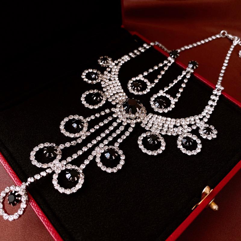 Ensemble Élégant de Boucles d'Oreilles à Pampilles en Strass et Collier pour Femmes - Bijoux de Clavicule de Style Européen et Américain de Luxe Léger