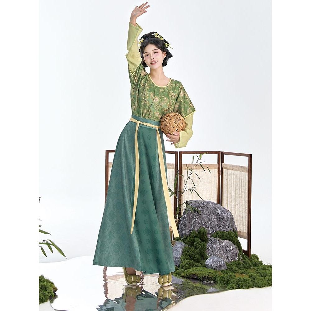 Restore The Chinese Tang Dynasty Style Hanfu Round Neck Shirt Tang Bei Zi And One-piece Skirt Daily Suit For Women