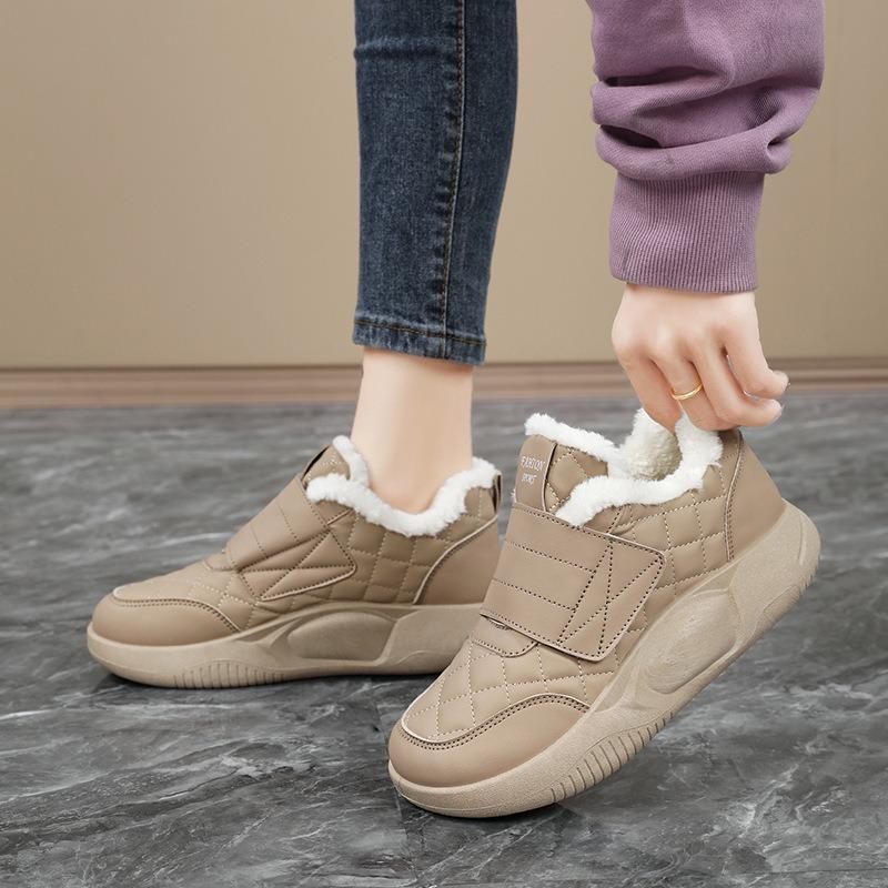 Cotton shoes for women, velvet to keep warm in winter, and wear a pair of snow boots. Mom's soft-soled work shoes