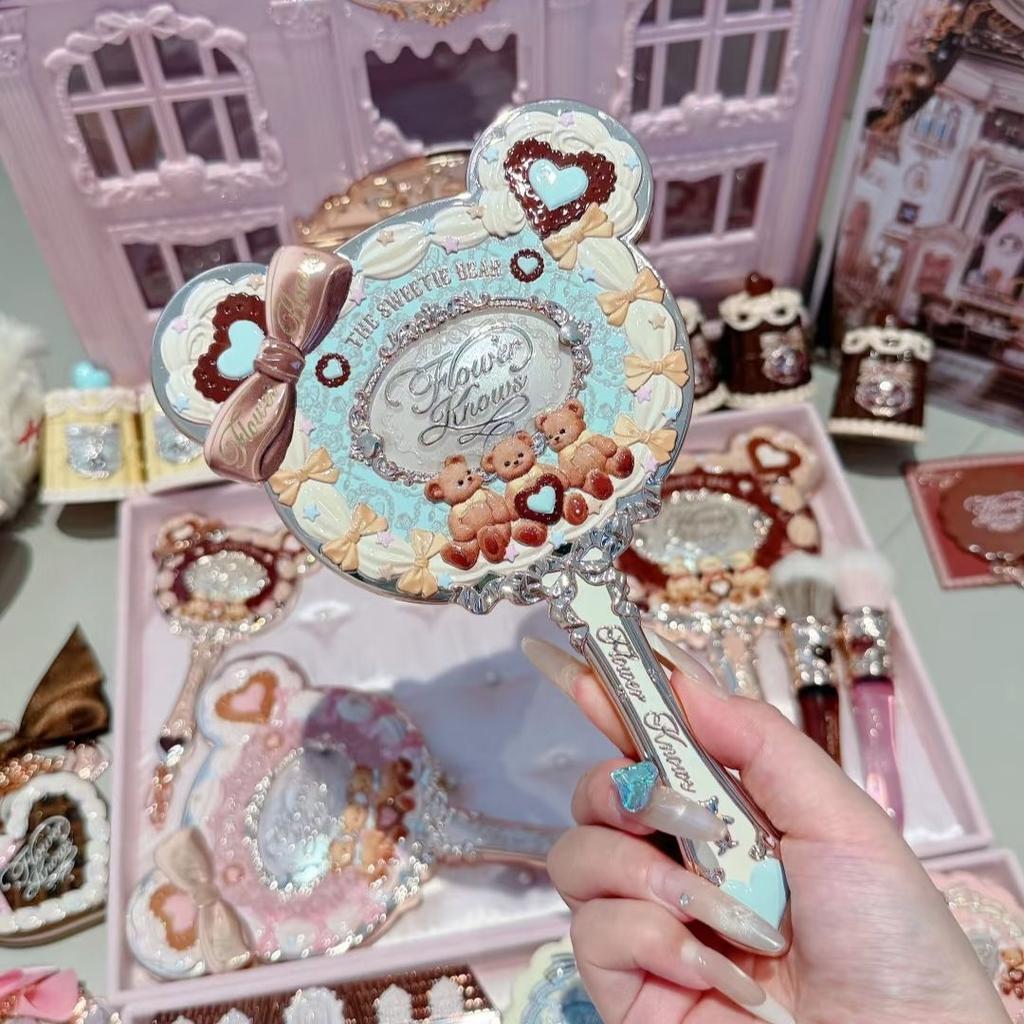 Flower Knows Sweetie Bear Collection Handspiegel 3 Typen Exquisite Relief-Make-up-Werkzeuge Niedlicher HD-Make-up-Spiegel