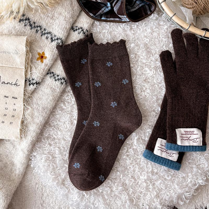 Winter Thick and Warm Soft Velvet Coffee-blue Heart-shaped Floral Striped Mid-calf Socks, Versatile Pile Socks for Women