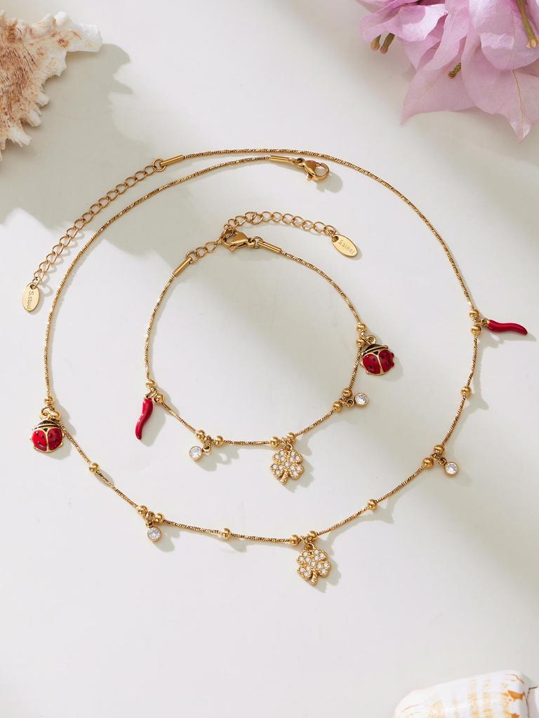 Pulseira com Pingente de Trevo em Aço Inoxidável Banhado a Ouro 18K com Zircônia, Corrente Cobra e Contas