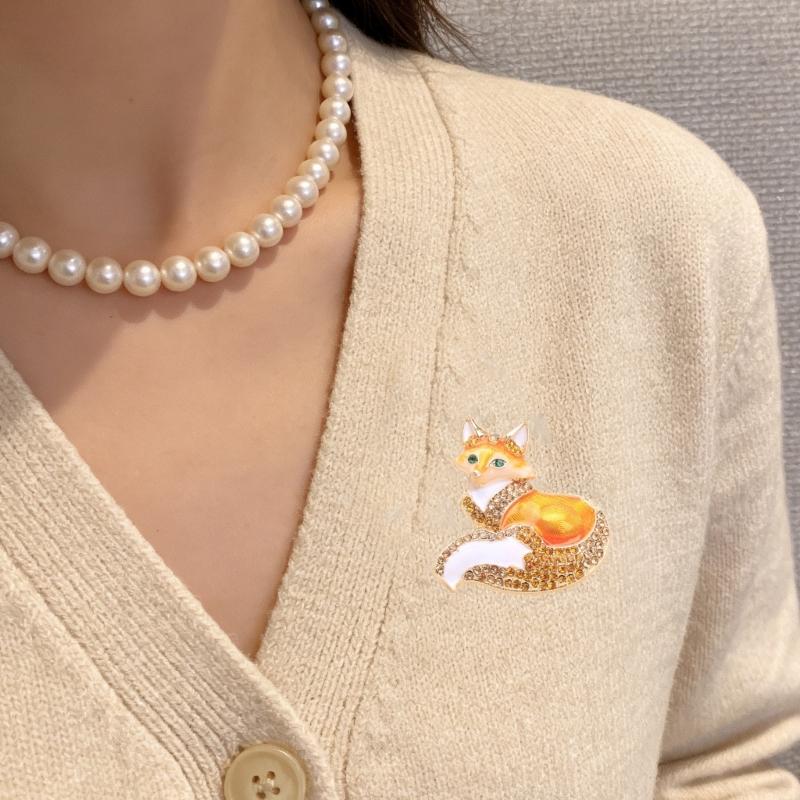 Elegant Enamel Animal Shaped Pin Brooch Including Colorful Rhinestones For Feminine Outfit Enhancement And Gift Giving