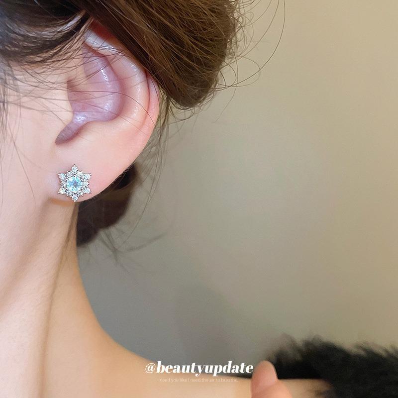 Silver needle simple zircon snowflake stud earrings design sense fashion versatile earrings women cold wind earrings light luxury high sense