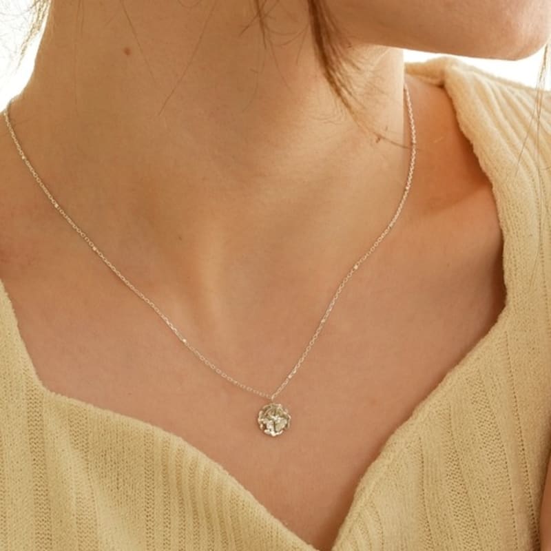 BELLOOGGI Lisianthus necklace