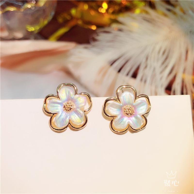Cute Small White Flower Earrings for Women Party Golden Acrylic Plant Floral Stud Earrings Wedding Party Elegant Korean Jewelry
