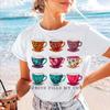 Camiseta Feminina Regular Estampada com Padrão de Xícara de Chá Colorida Manga Curta Fofa Estilo Anos 90 Verão Casual Moda Desenho Animado Top