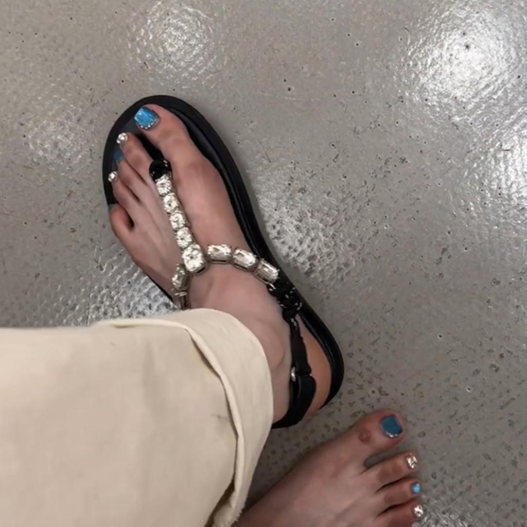 Version peau de mouton~ Magnifique avec jupe tongs à semelle plate pour femmes un mot avec strass orteil vacances vent plage sandales