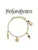 Dit YSL damesarmbandje met hanger, voorzien van het logo van het merk, is eenvoudig en elegant, perfect voor dagelijks gebruik en een ideaal cadeau.