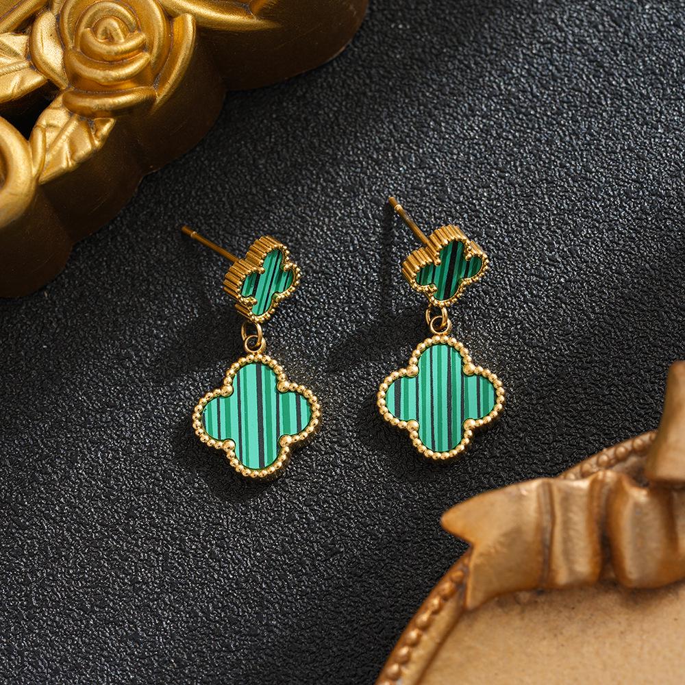 Pendientes de acero de titanio con trébol de cuatro hojas de estilo coreano que no se decoloran para mujer: elegantes, modernos, con borla sencilla y versátiles.