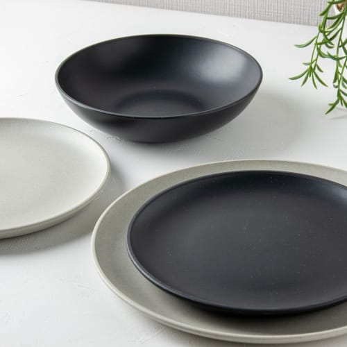 TarHong Coupe Dinner Plate, 27cm, Black, Shatter-Resistant Plastic, Microwave and Dishwasher Safe, Stylish, Cute, Lightweight, Perfect for Outdoors an