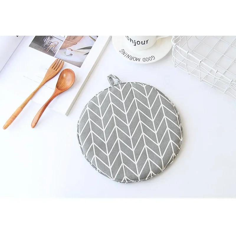 1 Piece Fashion Nordic Cute Cotton Non - Slip Yellow Gray Kitchen Cooking Baking BBQ Potholders Oven Mitts Microwave Gloves