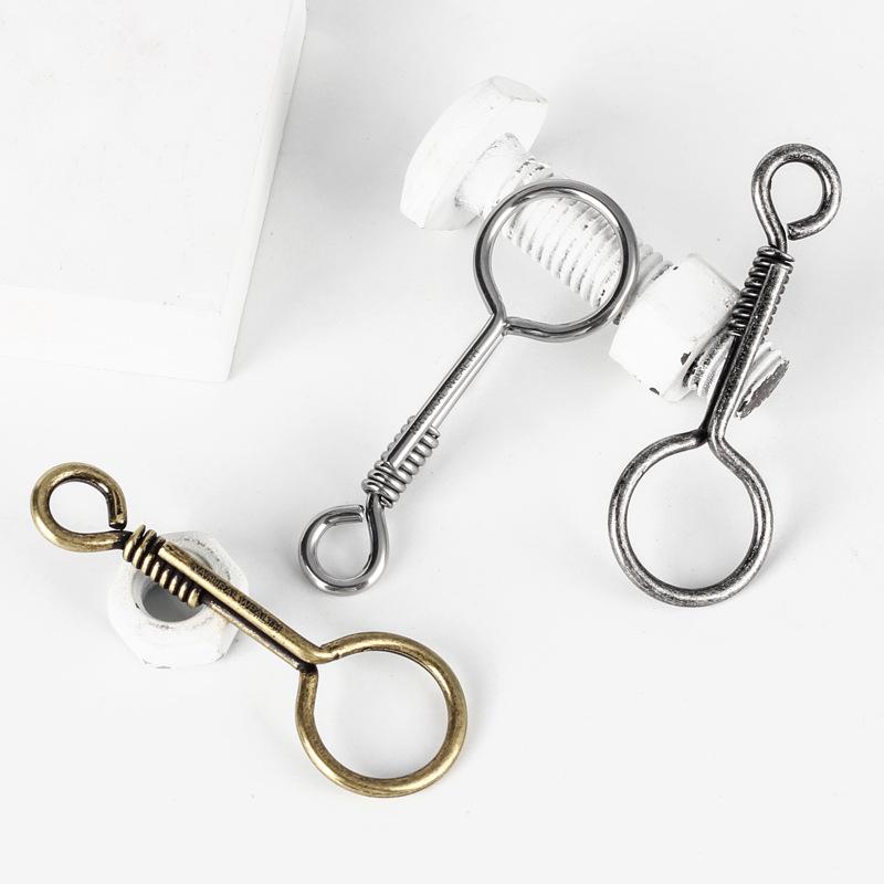 

Trendy Retro Minimalist Metal Keychain: Versatile Unisex Fashion Accessory