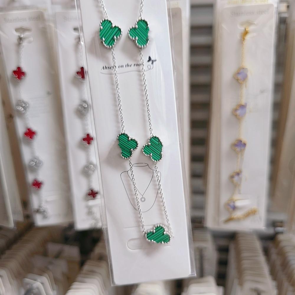 This Stylish Non-fading Four-leaf Clover Necklace for Women Is Suitable for Wearing in The Shower and Features A Double-sided Design