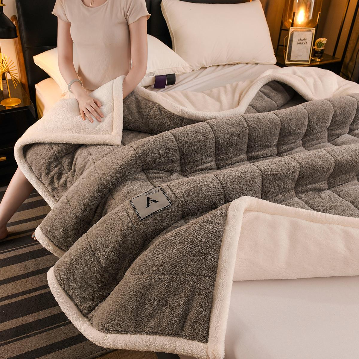 

Трехслойные Утепленные Зимние Одеяла из Молочного Бархата для Кровати Уютное Мягкое Утяжеленное Одеяло для Сна Односпальное Двуспальное Плюшевое Покрывало 1.0x1.5m Kid Size светло-серый