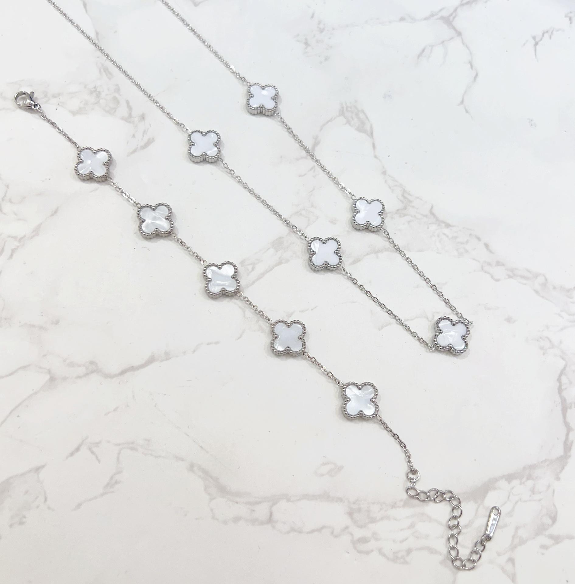 

Комплект из 2-х предметов: двухсторонний браслет-колье из титановой стали и серебра с 5 цветками клевера белый