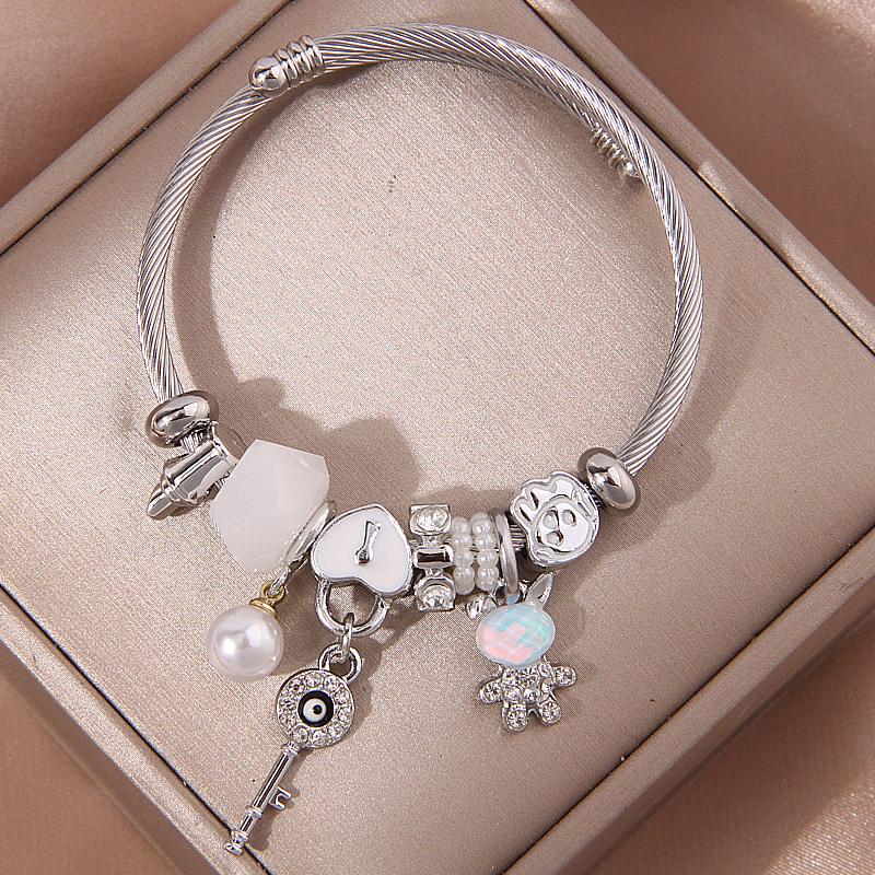 Браслет-брелок со стразами в виде кролика - Простой и стильный аксессуар белый