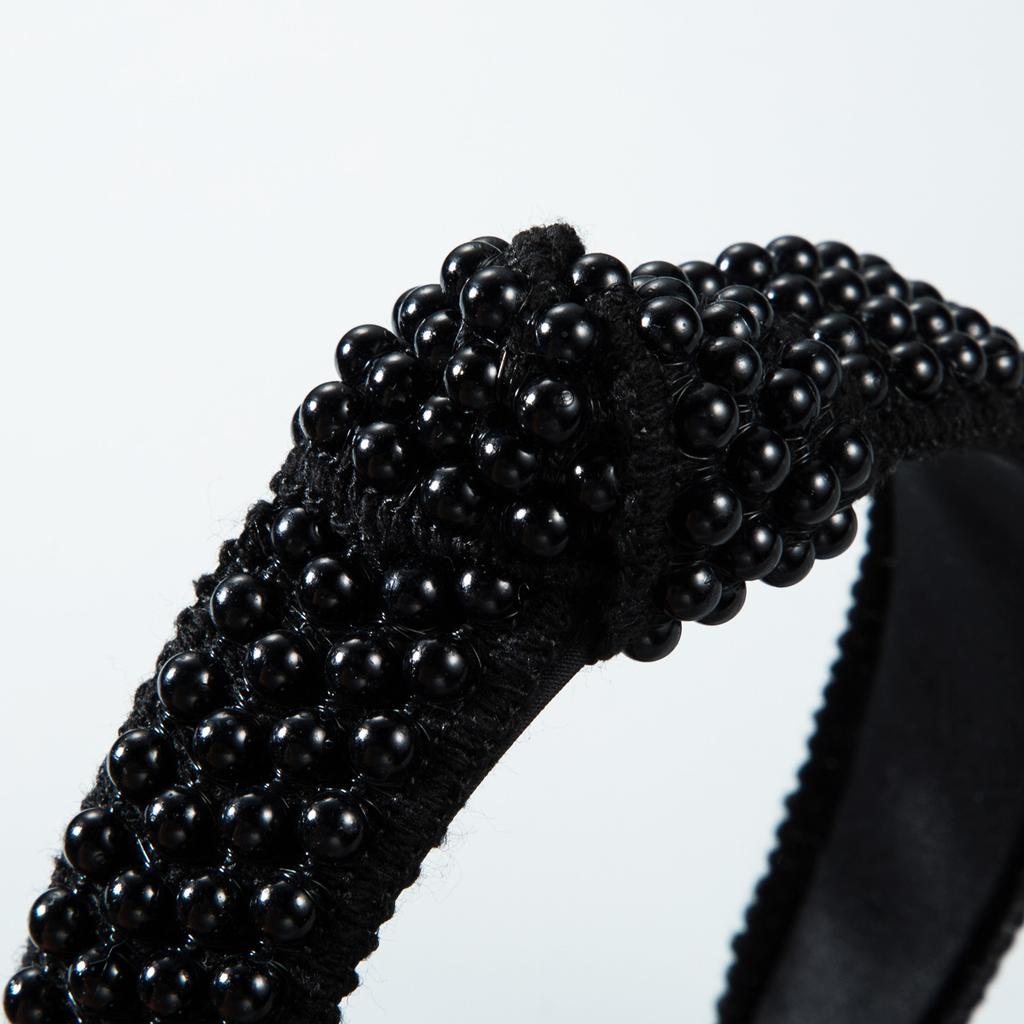 A large pearl fashionable, trendy and simple wide-edge pearl hair band is selling well. Hair clips, hair bands and hair accessor